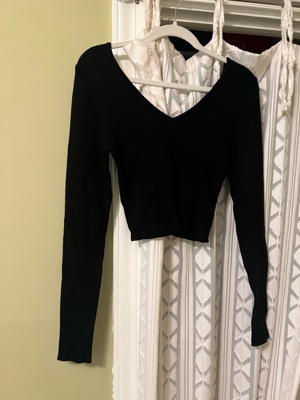 Forever 21 Women’s Black Ribbed V-Neck Long Sleeve Crop Top